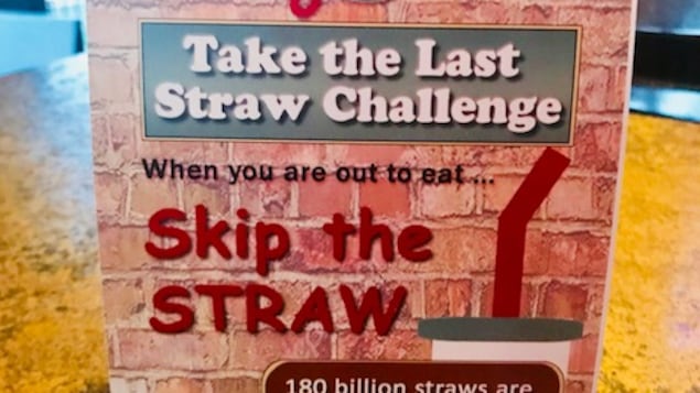 Matériel promotionnel dans un restaurant pour le défi "Take the Last Straw"