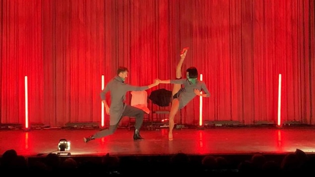 Deux danseurs en spectacle sur la scène d'un théâtre