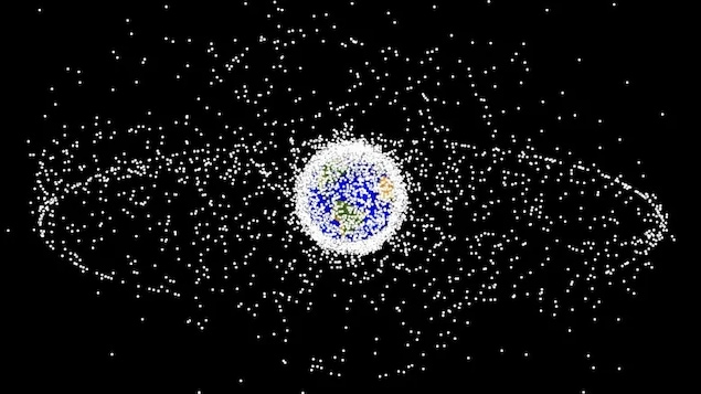 Une esquisse des débris spatiaux qui entourent la planète.