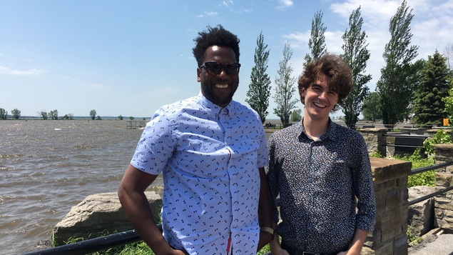Meeker Guerrier et Raphaël Grenier-Benoît sur le bord du canal Lachine.