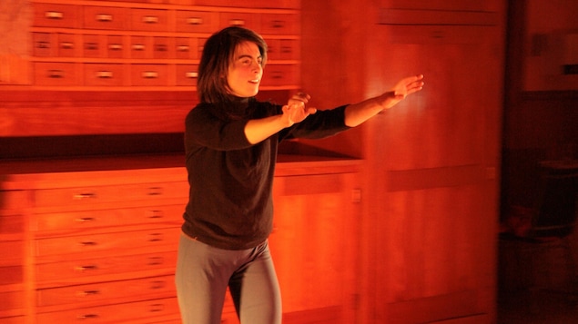 Une femme sur un plancher de danse