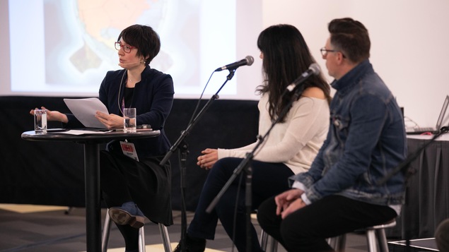 De gauche à droite : Mélissa Gélinas, Chercheuse, spécialiste des arts médiatiques et de la résurgence culturelle autochtone au Québec et au Canada, Émilie Monnet, artiste interdisciplinaire d'origine anishnaabe-française et fondatrice des Productions Onishka ainsi que Dave Jenniss, comédien, dramaturge, scénariste et directeur artistique des Productions Ondinnok.