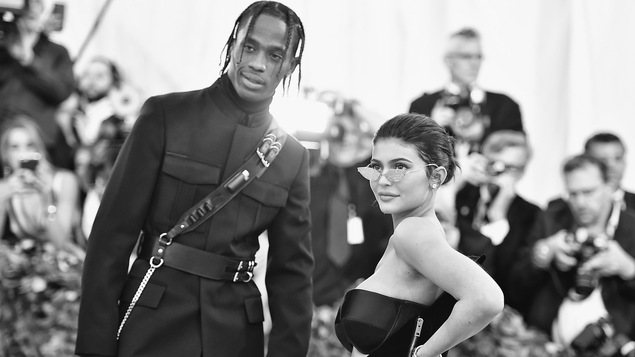 Kylie Jenner sur le tapis rouge du Met Gala en compagnie de Travis Scott en mai 2018.