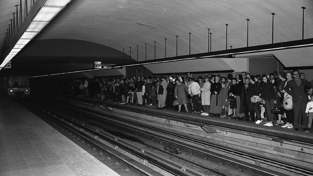 Des passagers attendent le métro. Photo : Archives de la Société de transport de Montréal
