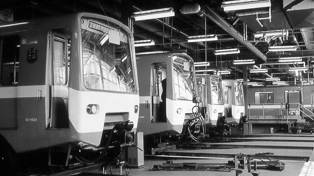 Quatre voitures de tête du métro dans un atelier