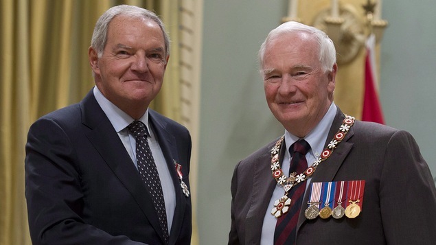 Michel Phaneuf (à gauche) a été nommé membre de l'Ordre du Canada par le Gouverneur général du Canada, David Johnston, en 2015.