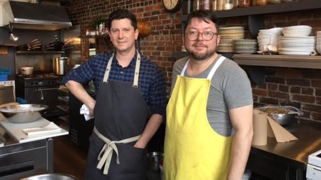 Pierre Richard et Michel Savoie dans la cuisine du restaurant Les Brumes du Coude