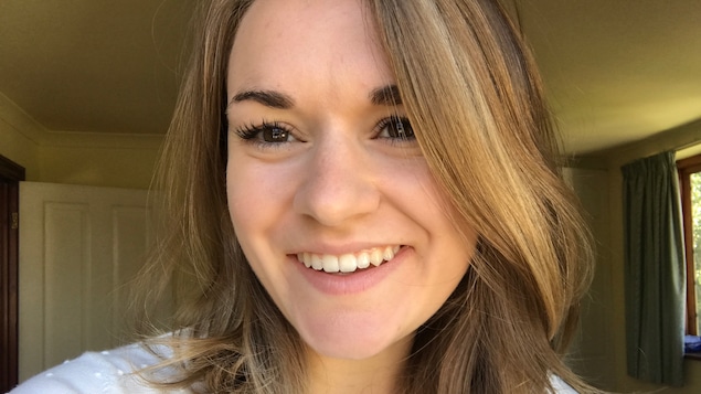 Jeune femme souriante