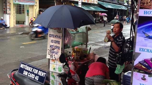 Sur le côté de la rue, un petit kiosque mobile de vente de café.