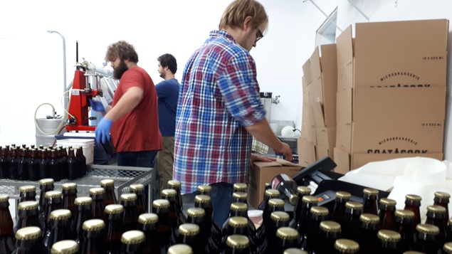 La Microbrasserie Coaticook produit 150 000 litres de bières par année.