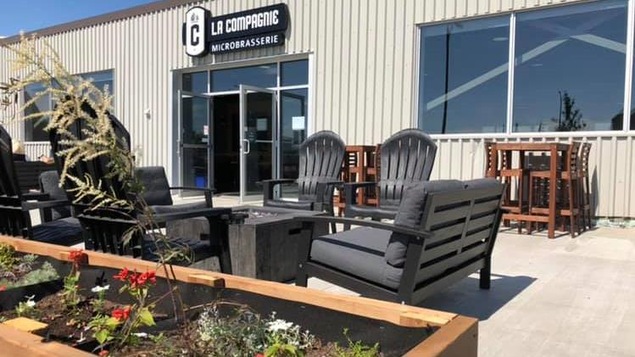 La terrasse de la microbrasserie la Compagnie de Sept-Îles est baignée de soleil.