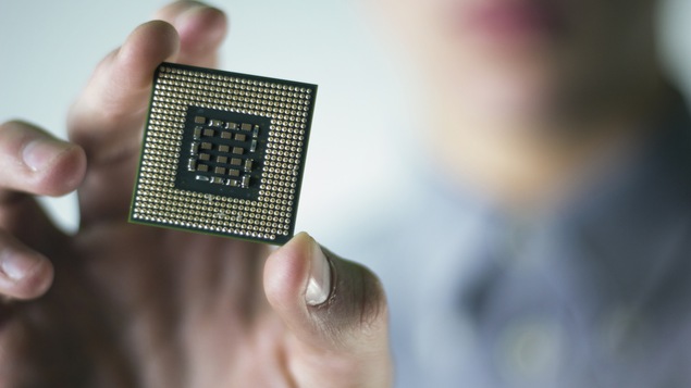 Une main qui tient un microprocesseur