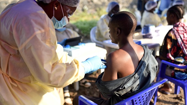 Un homme est vacciné contre Ebola à Goma, en République Démocratique du Congo
