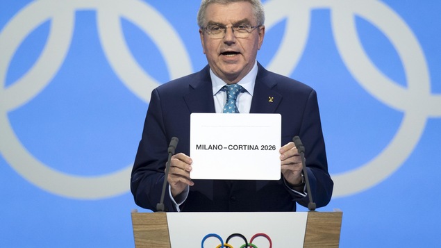 Le président du CIO, Thomas Bach, fait l'annonce de la ville hôte pour les Jeux Olympiques d'hiver de 2026
