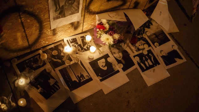 Vigile sur l'avenue Danforth à la mémoire des victimes.