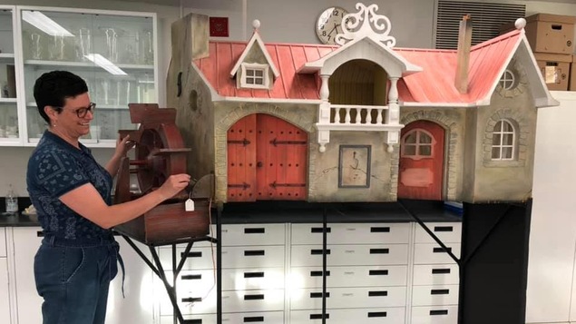Les experts travaillent actuellement sur des éléments de décor de l'émission pour enfants Bobino et Bobinette