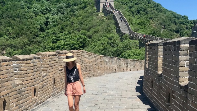 Une femme marche sur la Grande Muraille de Chine