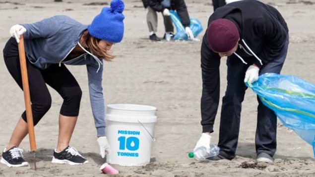 Des gens participent à la Mission 10 tonnes.