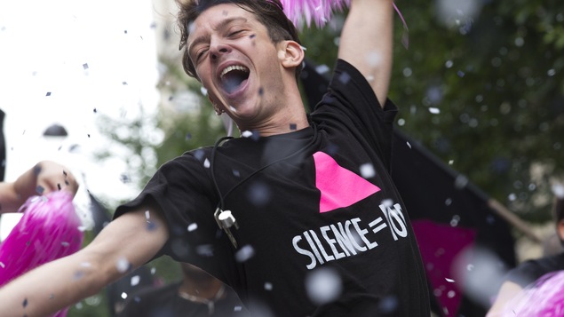 Nahuel Pérez Biscayart danse au milieu de confettis dans <i>120 battements par minute</i>, de Robin Campillo