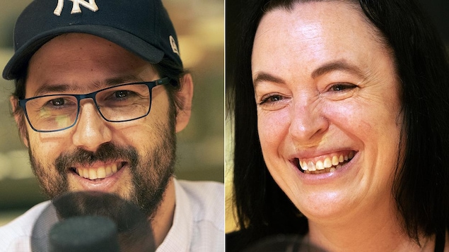Un homme portant une casquette et une femme sourient devant un micro.