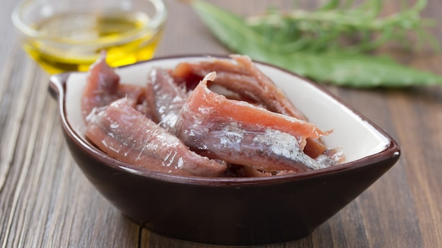 Un bol d'anchois.