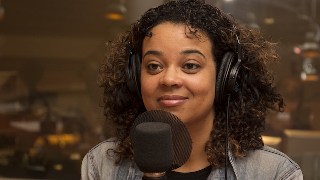 Anna Beaupré Moulounda répond aux questions de Catherine Perrin au studio 18 de Radio-Canada, à Montréal.