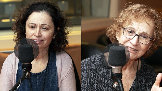 Deux femmes parlent devant un micro. Celle de droite a la tête penchée.