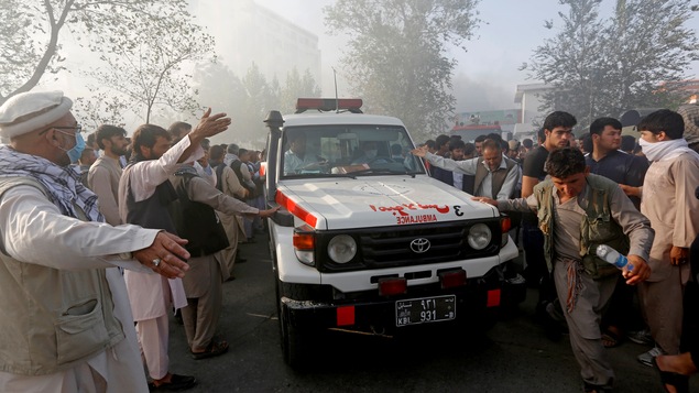 Le 25 août 2017, des Afghans laissent passer une ambulance après un attentat-suicide.