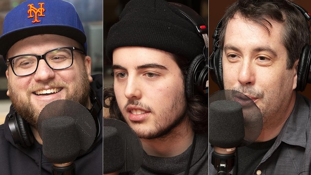 Trois hommes sont devant un micro.