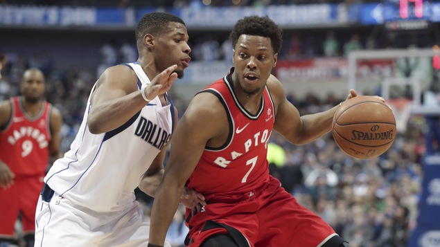 Dennis Smith fils (à gauche), des Mavericks de Dallas, surveille Kyle Lowry, des Raptors de Toronto, lors d'un match en 2017.
