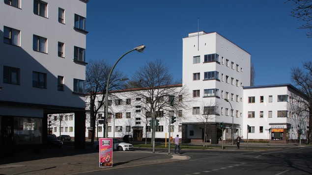 Deux édifices blancs de type Bauhaus à Berlin, en Allemagne.