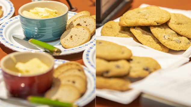 Des échantillons de beurre et de biscuits.