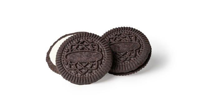 Des biscuits au chocolat avec garniture sucrée.