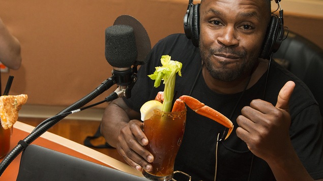 Pierre-Yves Lord semble apprécier le <i>bloody caesar</i> de Victoria Therrien de la Brasserie Lucille's.