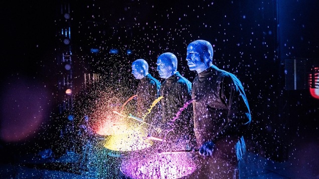 Le Blue Man Group sur scène.