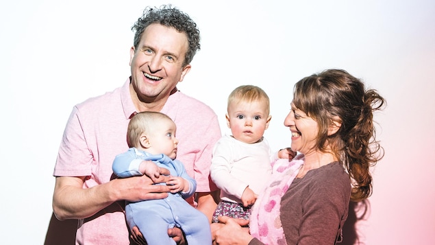 Le metteur en scène Daniel Brière et la coauteure Emmanuelle Jiménez en compagnie de deux bébés de la distribution de la pièce <i>Bébés</i>.