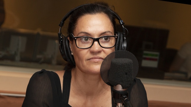 Brigitte Poupart discute avec Stéphan Bureau au studio 18 de Radio-Canada, à Montréal, le 20 août 2018.