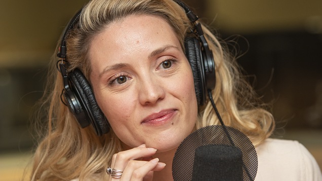 Evelyne Brochu au micro de Catherine Perrin.