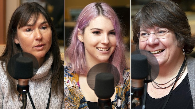 Trois femmes sont devant un micro dans un studio.