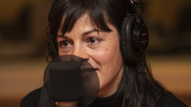 Sophie Cadieux au micro de Catherine Perrin.