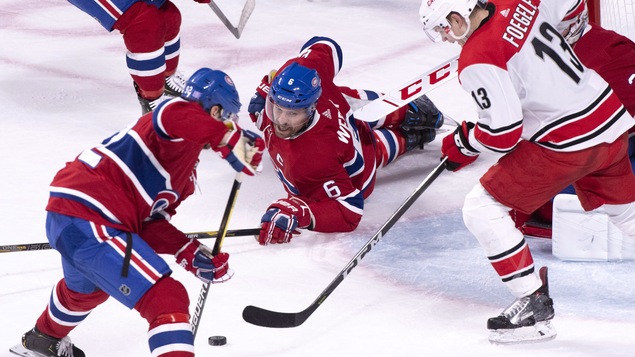 Mêlée devant le filet de Carey Price lors du match du 27 novembre des Canadiens de Montréal contre les Hurricanes de la Caroline.
