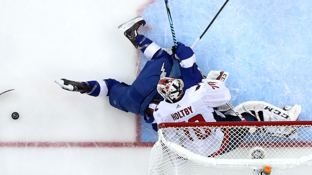 Braden Holtby, des Capitals de Washington, stoppe un lancer de Brayden Point, du Lightning de Tampay Bay, lors de la partie du 23 mai en Floride.