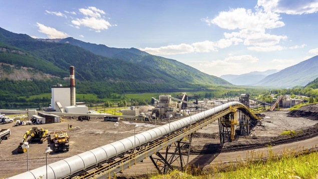 Un pipeline traversant un paysage montagneux dans l'Ouest canadien.