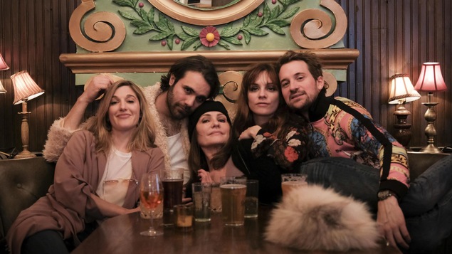 Mylène Mackay, Catherine Paquin-Béchard et trois autres artisans du du spectacle <i>Chansons pour filles et garçons perdus</i>, assis à une table.