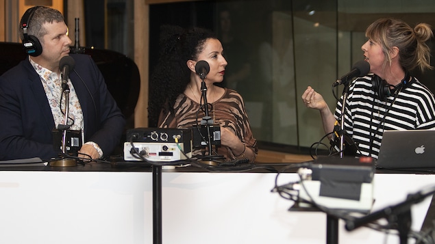 Nicolas Chevrier, Rachida Azdouz et Florence Marcil-Denault au micro de Catherine Perrin.