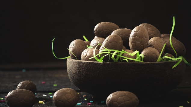 Des œufs en chocolat dans un bol.