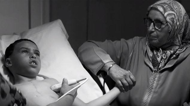 Un jeune garçon subit une échographie dans cette image tirée de la nouvelle publicité du CHU Sainte-Justine.