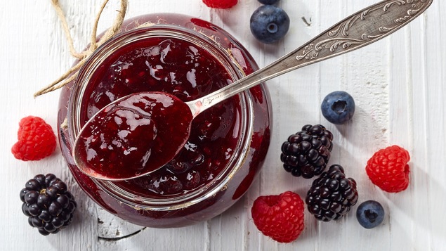 Un pot de confiture et quelques fruits sauvages