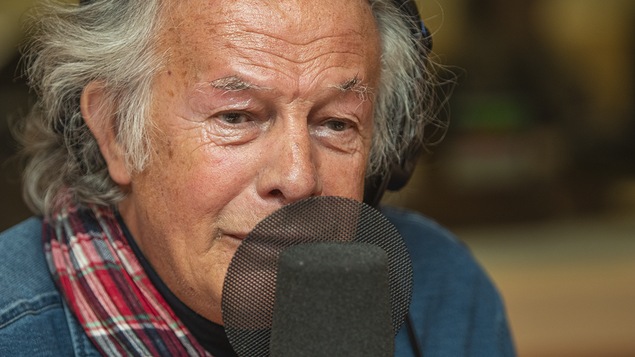 Yves Corbeil au micro de Catherine Perrin.
