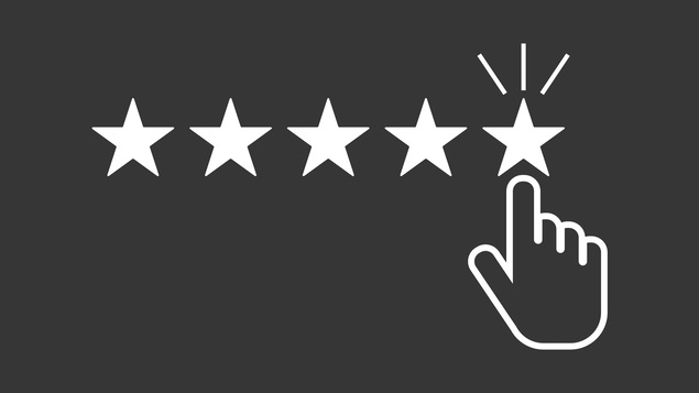 Une ligne de cinq étoiles sur fond noir, avec une main sélectionnant la cinquième, pour représenter le travail de la critique
